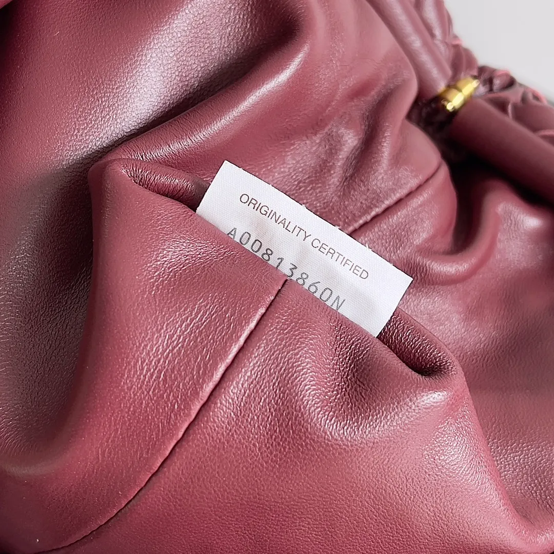 Batch 1880 BOTTEGA VENETA LAUREN 1980 small clutch bag is new! The small size that many people squat on is finally here. The self-adjustable zipper is a highlight of this bag. After being removed, it can be used as a handbag for important occasions. One bag unlocks two carrying methods at the same time. It is practical and has a unique sense of structure and beautiful lines. It is more elegant than a small cloud. It is a tribute to the classics and the pursuit of modernity. Style number: 804038 Size: 27*15*8cm